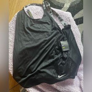 NEW NEVER WORN WOMANS NIKE WORKOUT TOP SIZE LARGE.